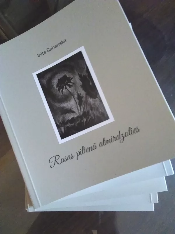"Rasas pilienā atmirdzoties" Haiku. 2021